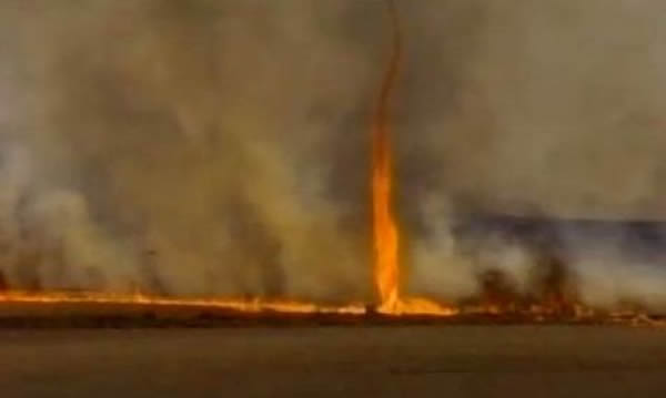 美国丹佛市惊现火龙卷