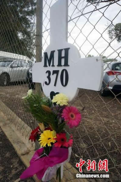 当地时间3月26日,澳大利亚珀斯,当地民众在澳大利亚皇家空军基地大门外放置鲜花,为马航失联航班乘客祈福。