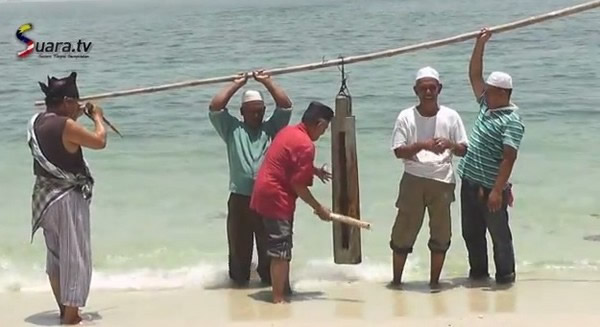 马来西亚“巫王”跑到马六甲海峡作法要让马航MH370乘客尸体浮出水面