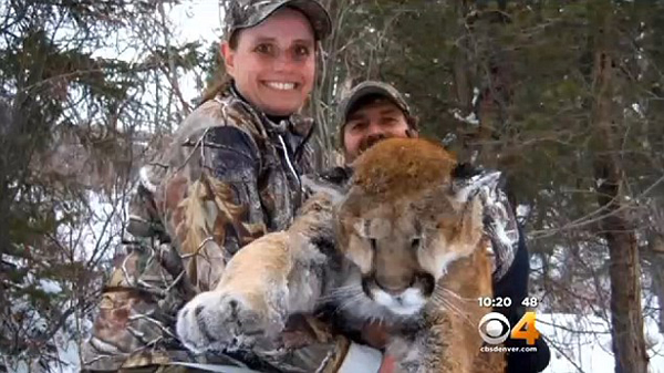 美国女猎人晒与猎杀的美洲狮合照遭死亡威胁