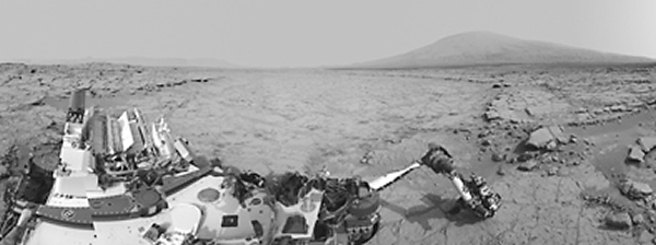 好奇号探测器在前往5000米高的夏普峰的路途中,首次在此地点钻入火星岩石进行取样。更多的钻探和检测发现了火星上有机物质存在的痕迹。