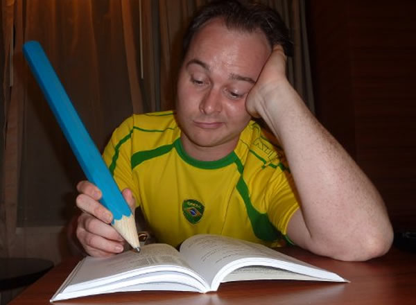 人类可能在学习新语言的时候有一种固有的认知偏见