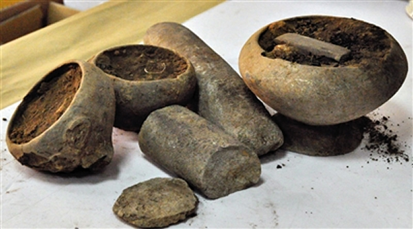 门头沟永定河文化研究会考察小组在斋堂镇发现的石磨棒、陶钵等疑似古代遗物。