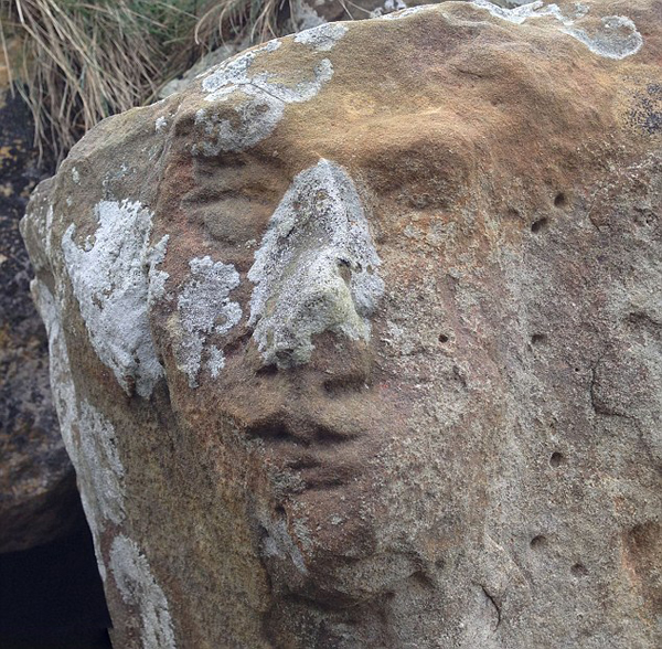 化石猎人在苏格兰海滩巨石上发现诡异人脸