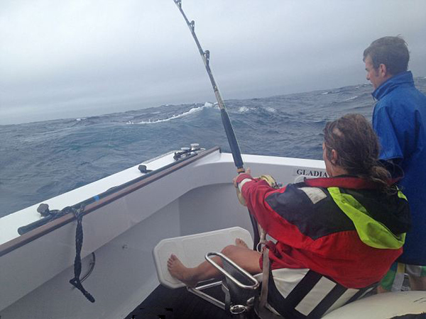 新西兰56岁女渔夫捕获411.6千克太平洋蓝鳍金枪鱼 或打破世界纪录