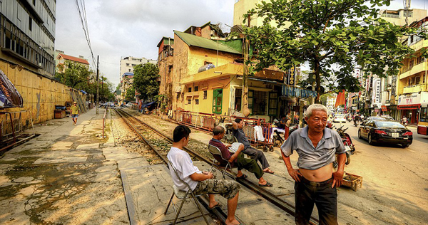 越南首都河内的火车横穿狭窄小镇街道奇景