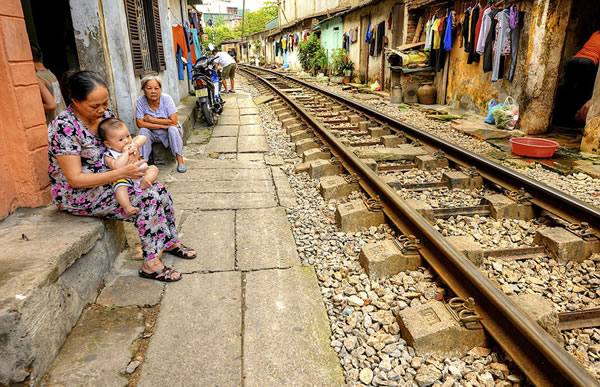越南首都河内的火车横穿狭窄小镇街道奇景