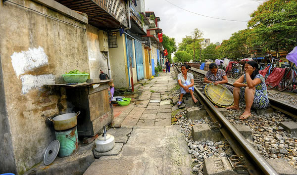 越南首都河内的火车横穿狭窄小镇街道奇景
