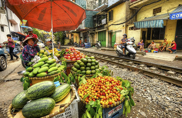 越南首都河内的火车横穿狭窄小镇街道奇景