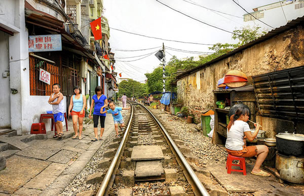 越南首都河内的火车横穿狭窄小镇街道奇景