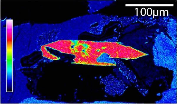 这是一张月岩切片的元素面扫图,测试的是钙元素丰度,图像中磷灰石内高钙含量的区域用明亮的粉色和红色表示,而周遭钙元素含量较低的区域则用较暗的蓝色和黑色表示。