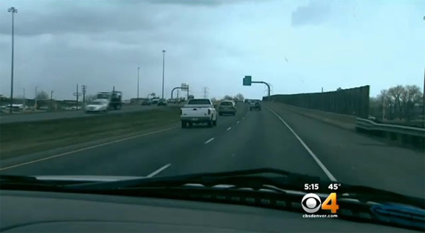 ����Ů�Ӽݳ�;�б�һֻ�����ײ�鵲�粣��