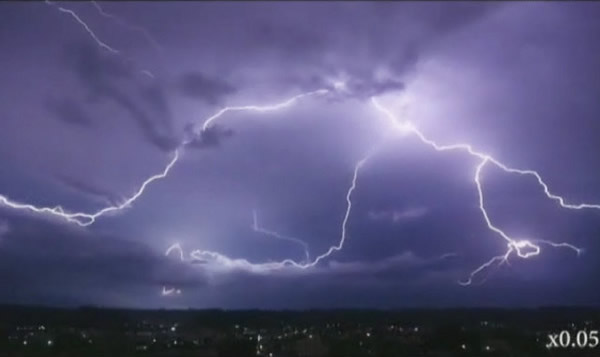 广东省一名妇人在农田中插秧时查看手机突遭雷击不幸身亡