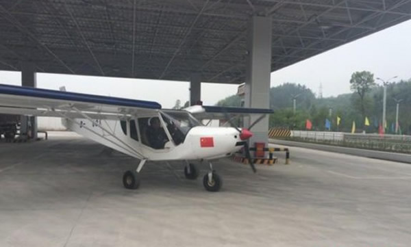 �Ĵ�һ��С�ͷɻ����乫·�ڼ���վ�����ͺ��ַ���