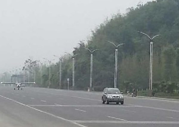 �Ĵ�һ��С�ͷɻ����乫·�ڼ���վ�����ͺ��ַ���