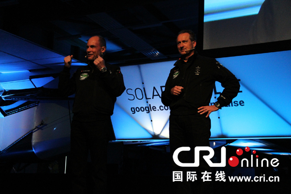 瑞士探险家皮卡尔（左）和博尔施贝格在“太阳驱动2”号飞机发布仪式上