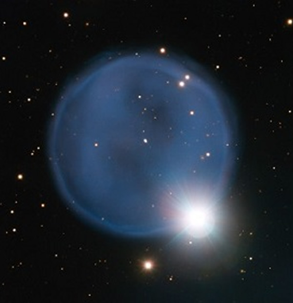 天文学家观测到太空“钻戒” 行星状星云Abell 33和一颗恒星“组合”而成