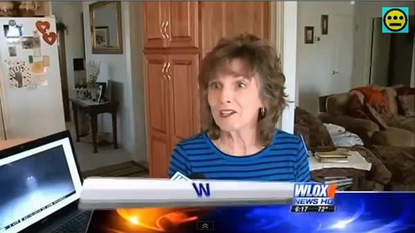 美国红外摄像头拍摄到树林中的不明飞行物和小鹿“交流”