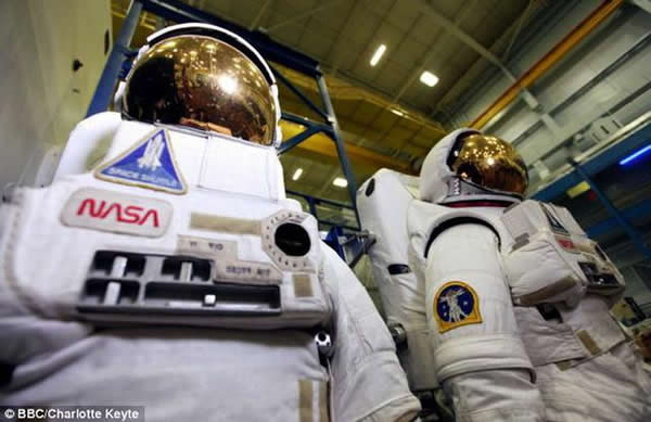 美国宇航局太空运营主管比尔-格斯滕迈尔指出,美国宇航局仍计划21世纪30年代宇航员登陆火星,同时将改变一颗小行星的轨道,将它作为通往火星道路的“跳板”。