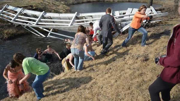 美国高中生毕业合影压垮小桥