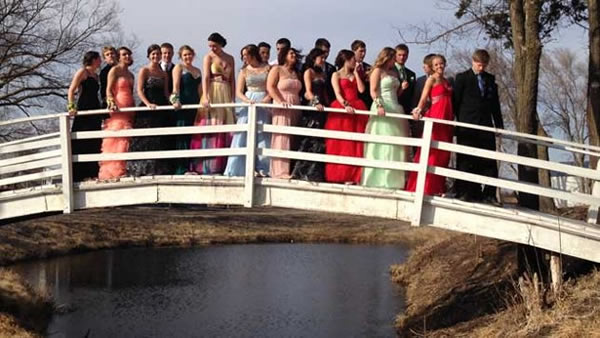 美国高中生毕业合影压垮小桥