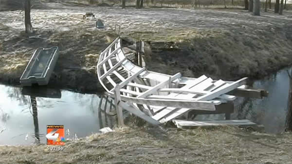 美国高中生毕业合影压垮小桥