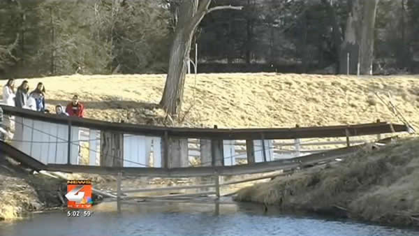 美国高中生毕业合影压垮小桥