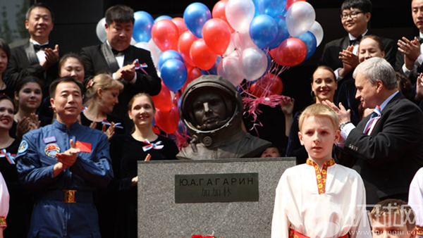 俄罗斯驻华大使杰尼索夫、中国航天员景海鹏少将为加加林铜像揭幕。