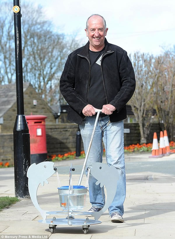 金鱼也可以上街“散步” 英国60岁男子的“金鱼手推车”