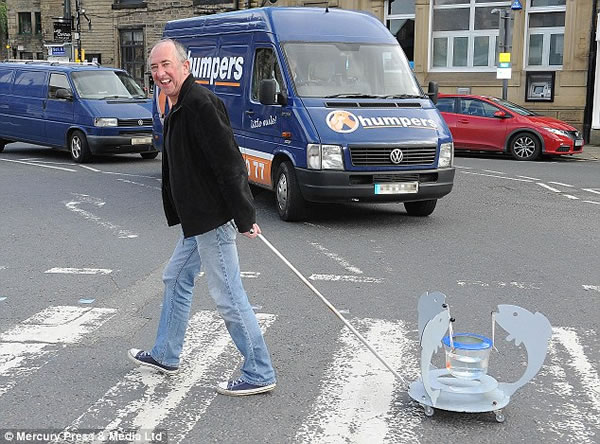 金鱼也可以上街“散步” 英国60岁男子的“金鱼手推车”