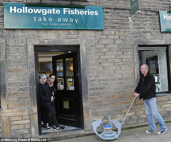 金鱼也可以上街“散步” 英国60岁男子的“金鱼手推车”