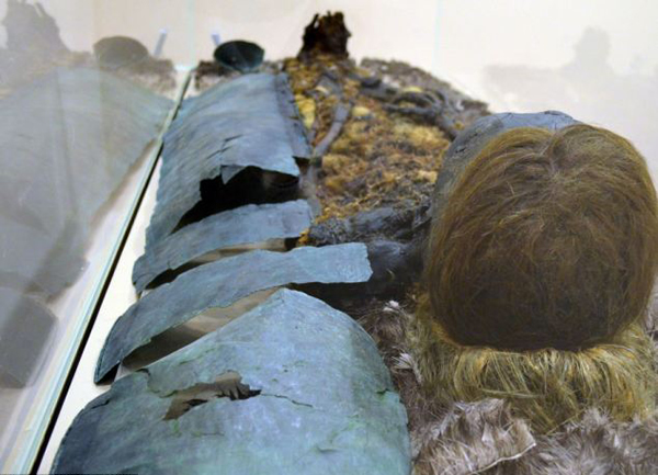 俄罗斯发现八百年前戴铜面具木乃伊