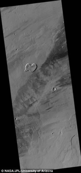 ������νṹλ�ڰ�˹���׶�˹ɽ�ϲ࣬���������ο�Ѩ���п�������һ�λ�ɽ�����������γɵġ���˹���׶�˹ɽ��������˹��ɽ��ԭ�ϵ�һ�����ɽ