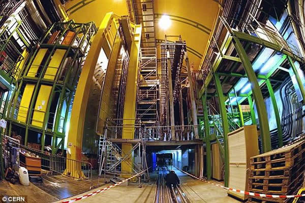 大型强子对撞机夸克探测实验(LHCb)最新发现一种新“独特强子”，具有四夸克态，或将改写当前亚原子物理理论模型。
