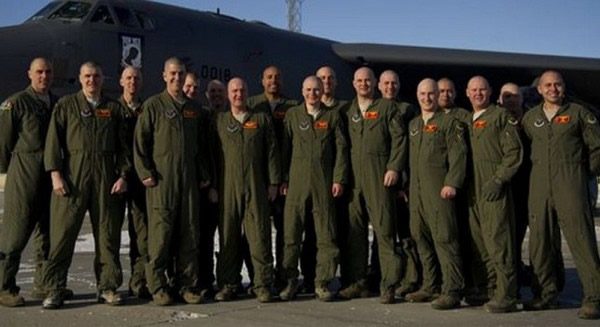 400名美军飞行员剃光头替癌童打气