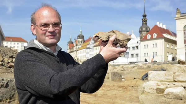负责整个发掘工作的韦斯特法伦（Thomas Westphalen）正在展示狗的头骨