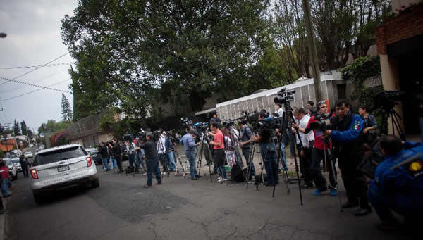 4月17日,在墨西哥首都墨西哥城,媒体记者守候在马尔克斯的住宅外。当日,哥伦比亚著名作家、1982年诺贝尔文学奖得主加西亚·马尔克斯在墨西哥首都墨西哥城因病去世