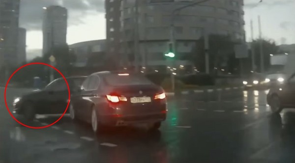 俄罗斯BMW在十字路口遇到凭空出现的“鬼车”