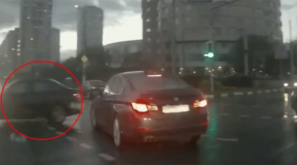 俄罗斯BMW在十字路口遇到凭空出现的“鬼车”