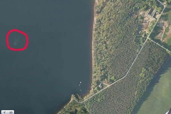 专家指水面下的巨型物体(红圈)，可能就是传说中的尼斯湖水怪。