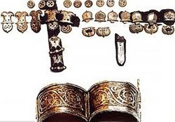 考古学家同时在遗址找到不少青铜器和银器等