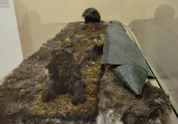 墓穴附近有多种动物的皮毛