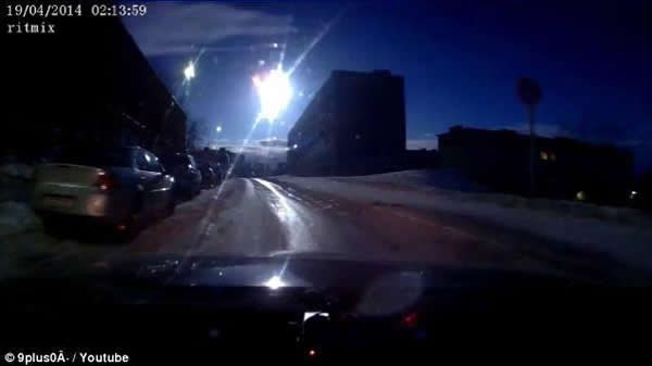 疑似陨石划破夜空,当地亮如白昼。