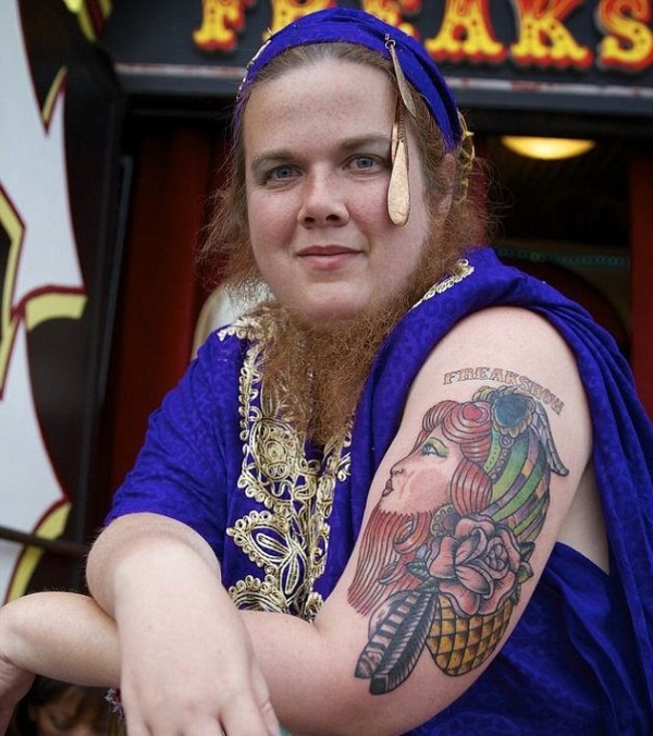 自称是全球留有最长胡子的女人 - 神秘的地球 