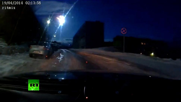 一颗巨大陨石在4月19日早间划过俄罗斯北部摩尔曼斯克市的天空