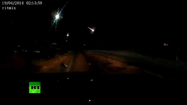 一颗巨大陨石在4月19日早间划过俄罗斯北部摩尔曼斯克市的天空