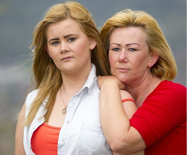 布拉德福德(左)最终确诊患上子宫颈癌。旁为其母亲。