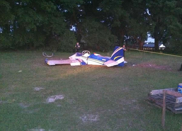 飞机引擎在空中熄火,继而坠毁。