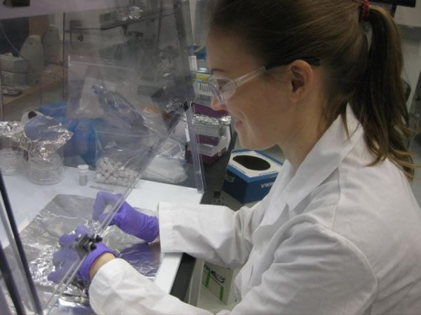 史密夫(图)正在戈达德太空生物学分析实验室中,对陨石进行研究。