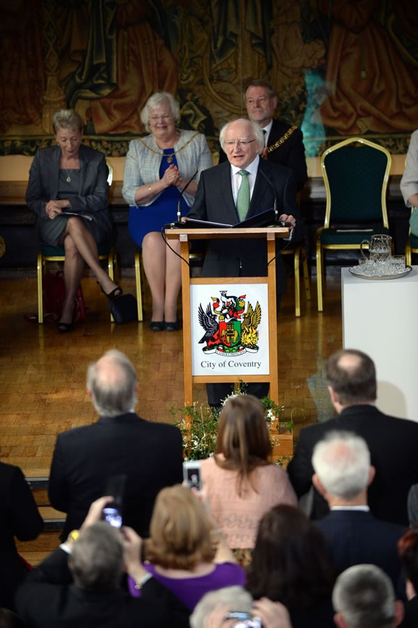 爱尔兰总统赴英国演讲 照片惊现神秘绿色影子